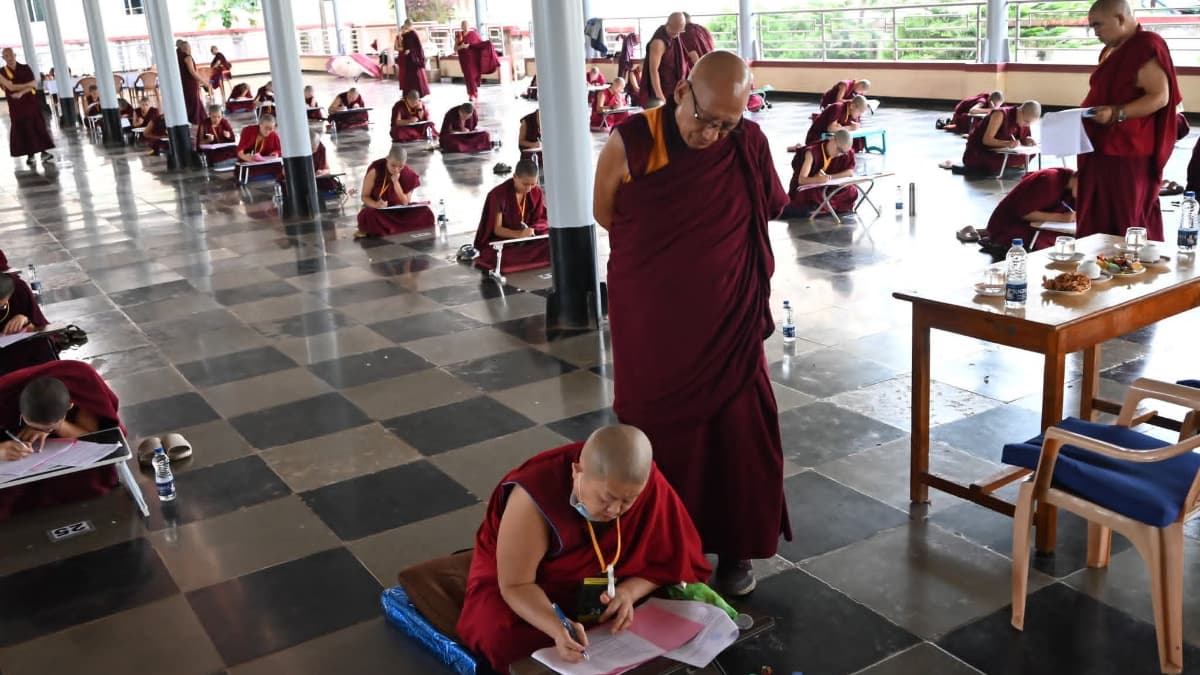 Màu sắc là Tánh Không, hay màu sắc là sự biểu hiện của Tánh Không?